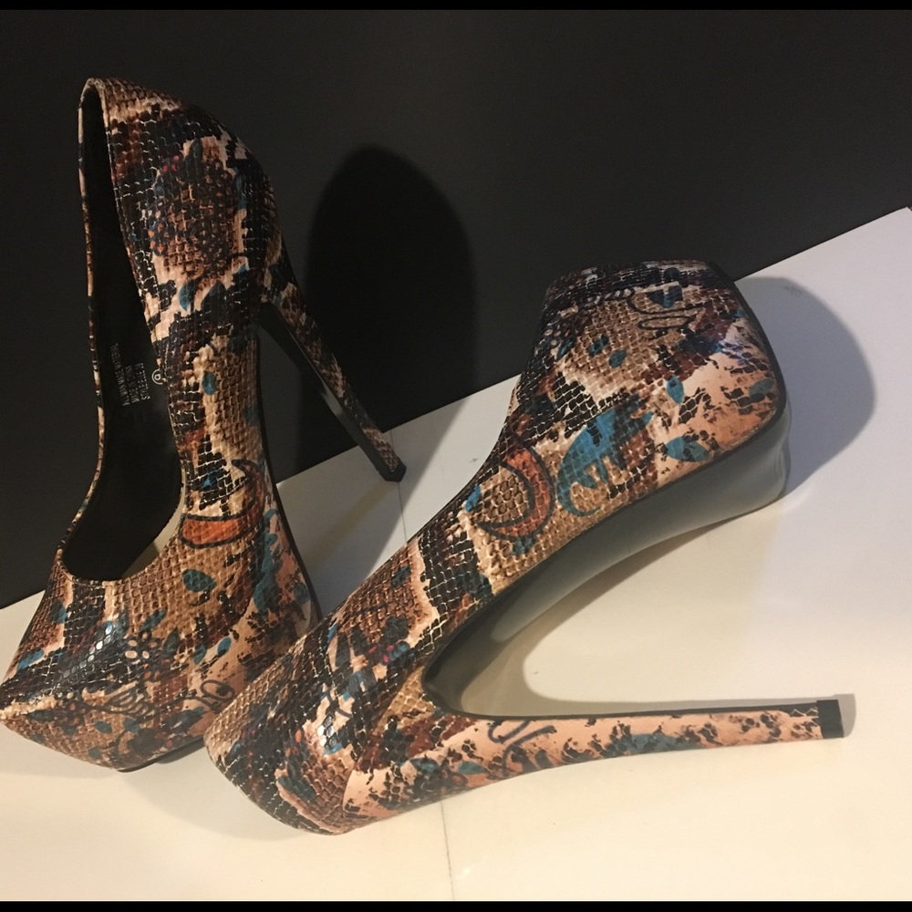 SOLD. Sexy heels. Never worn. Faux snakeskin.